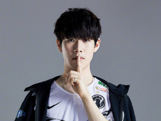 WE分享选手照片：让我尝尝这是否好